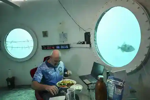 能上网但不能洗澡 德国男子水下生活120天破纪录