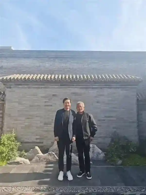 黄仁勋：在美国买不到小米电车 是美国的不幸