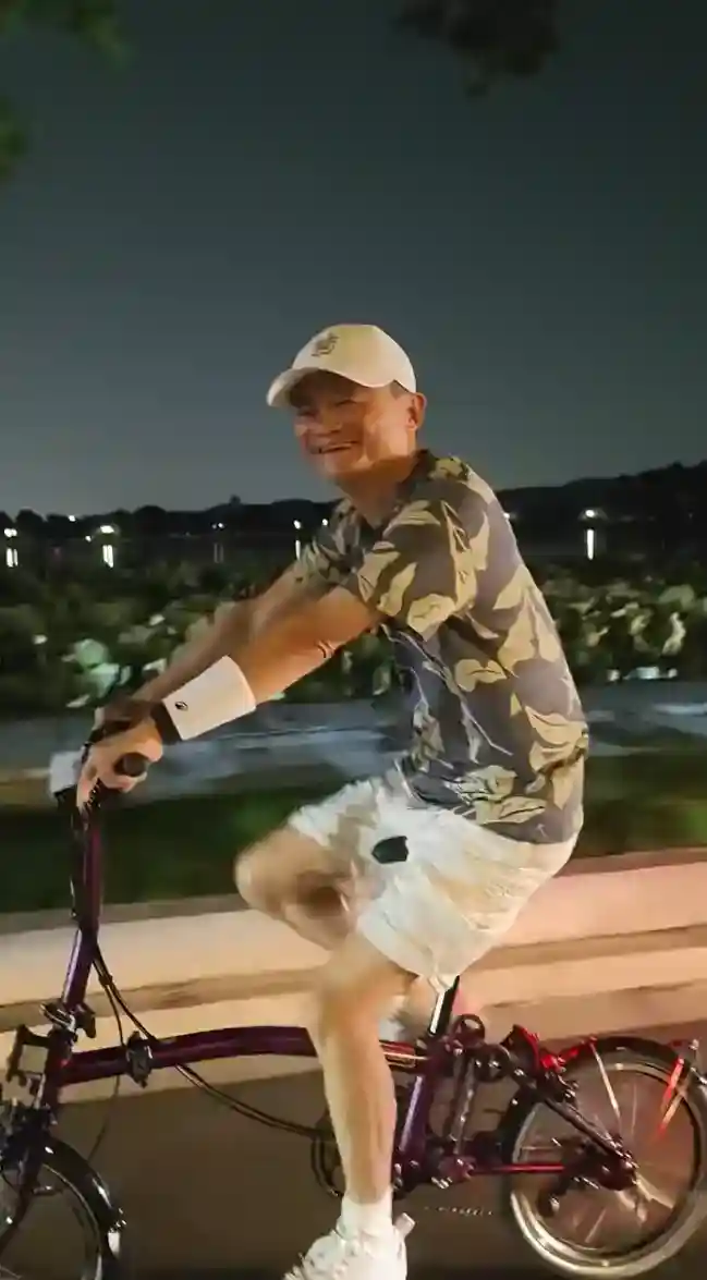 网友偶遇马云夜骑：骑万元自行车 亲切打招呼